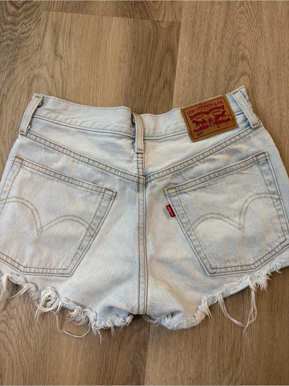 Levi’s 501 High Rise Floral Embroidered Denim Shorts 🌸 Size 25 light wash summer